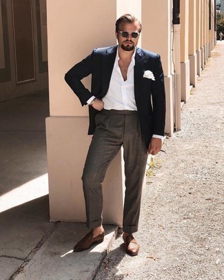 White Pocket Square Dressy Outfits: This street style combo of a navy blazer and a white pocket square can only be described as devastatingly stylish. Complete your getup with a pair of brown woven leather loafers to effortlessly amp up the style factor of any ensemble.