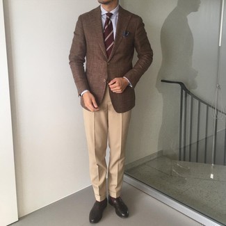 Burgundy Horizontal Striped Tie Outfits For Men: When it comes to timeless polished style, this combination of a brown blazer and a burgundy horizontal striped tie doesn't disappoint. Complete this ensemble with a pair of dark brown leather oxford shoes et voila, your ensemble is complete.