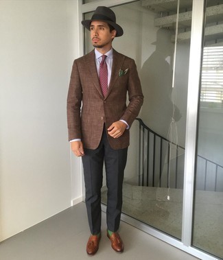 Hat Outfits For Men: Go for a simple yet casual and cool getup by pairing a brown blazer and a hat. Put a different spin on this outfit by finishing off with brown leather tassel loafers.