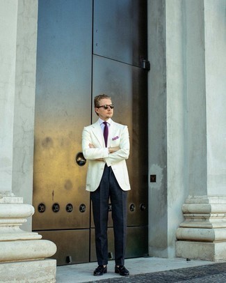 Dark Purple Tie Outfits For Men: Go all out in a white blazer and a dark purple tie. Complete this getup with a pair of black leather tassel loafers et voila, your getup is complete.