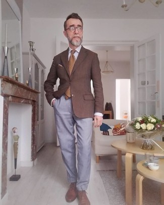 Tan Silk Pocket Square Outfits: This combo of a brown blazer and a tan silk pocket square makes for the perfect base for a countless number of dapper getups. For a classier twist, introduce brown leather oxford shoes to this look.