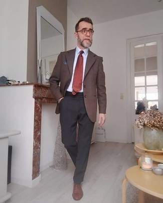 Black Pants with Brown Shoes Dressy Outfits For Men: Rock a dark brown blazer with black pants if you're aiming for a proper, dapper look. Boost the formality of this ensemble a bit by wearing a pair of brown leather oxford shoes.