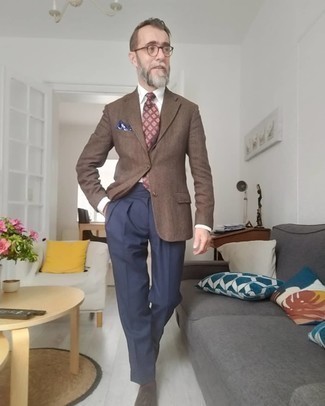 Brown Wool Blazer Outfits For Men: A brown wool blazer and navy dress pants are an elegant combo that every stylish man should have in his arsenal. Dark brown suede tassel loafers integrate nicely within a great deal of looks.