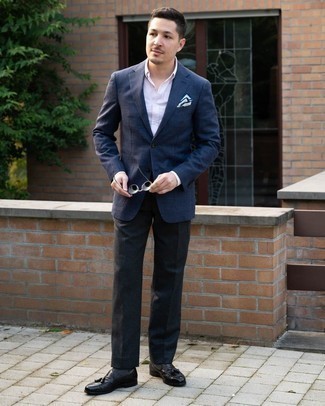 White and Navy Pocket Square Outfits: This relaxed casual combo of a navy blazer and a white and navy pocket square is simple, on-trend and very easy to recreate. Want to break out of the mold? Then why not introduce black leather tassel loafers to this ensemble?