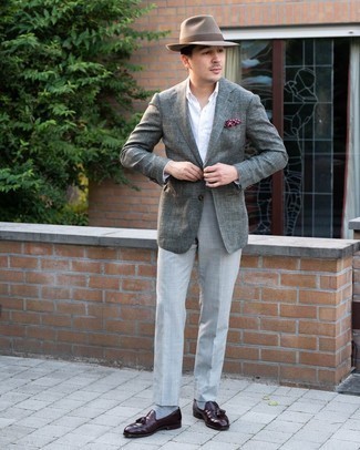 Grey Socks Outfits For Men: Pairing a grey blazer with grey socks is an amazing idea for a casual and cool getup. You could perhaps get a little creative when it comes to shoes and introduce burgundy leather tassel loafers to the mix.