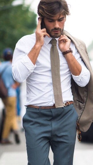 Beige Tie Outfits For Men: This combination of a beige blazer and a beige tie spells rugged elegance.