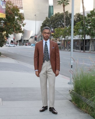 500+ Outfits For Men After 40: Putting together a brown blazer and grey dress pants is a fail-safe way to infuse your styling repertoire with some rugged refinement. On the shoe front, this ensemble pairs brilliantly with dark brown leather derby shoes. When it comes to outfit ideas for mature men, this combo is perfect.