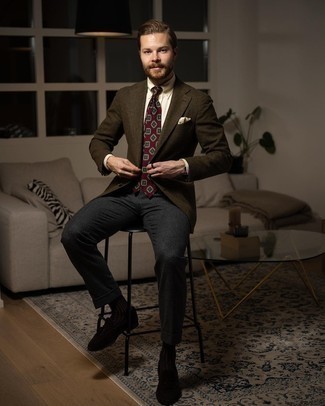 Beige Print Pocket Square Fall Outfits: A dark brown wool blazer and a beige print pocket square are amazing menswear elements to add to your current repertoire. Black suede tassel loafers are a guaranteed way to bring a dash of polish to your ensemble. As you can see, it's super easy to look on-trend and stay warm when chillier weather hits, all thanks to outfits like this one.