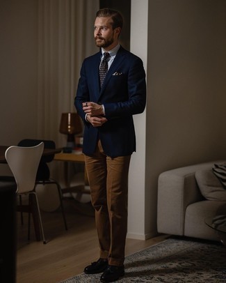 Tan Print Pocket Square Outfits: This pairing of a navy blazer and a tan print pocket square is a safe go-to for an utterly dapper ensemble. If you want to immediately rev up this outfit with shoes, add a pair of black leather tassel loafers to this outfit.