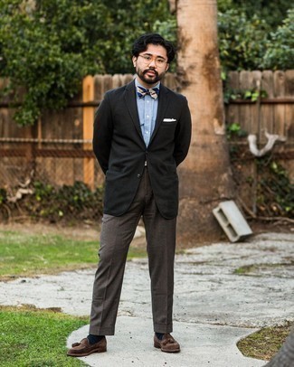 Navy Bow-tie Outfits For Men: Wear a dark green blazer with a navy bow-tie to get a casual and stylish look. To give your overall outfit a smarter feel, add a pair of dark brown suede tassel loafers.