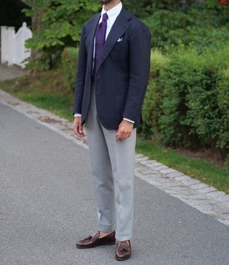 White Pocket Square Warm Weather Outfits: A navy blazer and a white pocket square are the kind of a never-failing casual ensemble that you so terribly need when you have zero time. To add a bit of fanciness to your look, introduce dark brown leather tassel loafers to your getup.