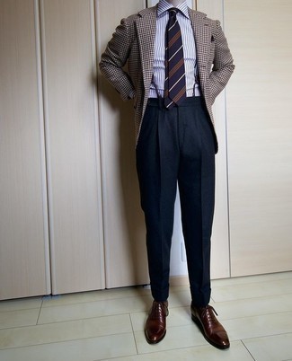 Navy Suspenders Outfits: A dark brown houndstooth wool blazer and navy suspenders teamed together are a wonderful match. Dark brown leather oxford shoes are a surefire way to inject a dash of class into your getup.