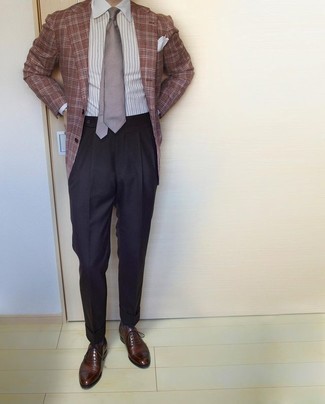 Brown Plaid Blazer Outfits For Men: A brown plaid blazer and dark brown dress pants are strong sartorial weapons in any man's wardrobe. Not sure how to finish this ensemble? Wear dark brown leather oxford shoes to dress it up.