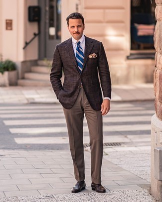 Brown Pocket Square Outfits: This street style combination of a dark brown plaid blazer and a brown pocket square is extremely easy to put together in no time, helping you look awesome and prepared for anything without spending a ton of time rummaging through your closet. To add some extra flair to this look, add a pair of dark brown leather loafers.