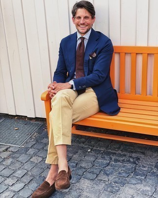 Brown Pocket Square Outfits: Try pairing a navy blazer with a brown pocket square for a knockout and fashionable outfit. Follow a classier route with footwear by sporting dark brown suede loafers.