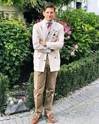 Beige Pocket Square Outfits: If you appreciate function above all else, this contemporary pairing of a beige linen blazer and a beige pocket square is for you. A pair of brown suede tassel loafers easily ramps up the wow factor of this look.