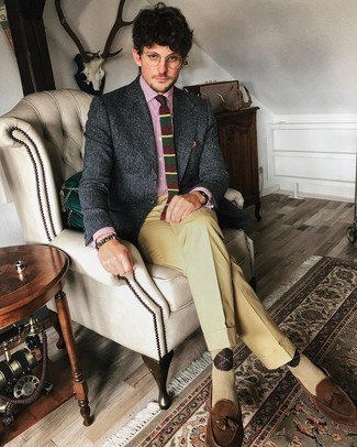 Tan Argyle Socks Outfits For Men: To create a laid-back ensemble with a street style take, dress in a charcoal wool blazer and tan argyle socks. For something more on the sophisticated side to complete your ensemble, complete your ensemble with dark brown suede tassel loafers.