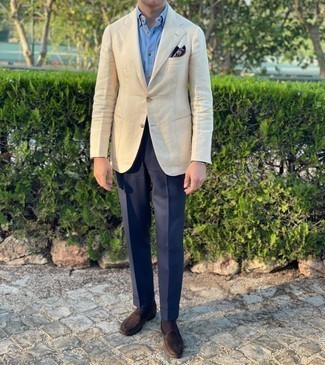 Navy Pocket Square Outfits: Why not make a beige linen blazer and a navy pocket square your outfit choice? As well as totally practical, both of these pieces look great married together. Jazz up this ensemble with a pair of navy suede loafers.