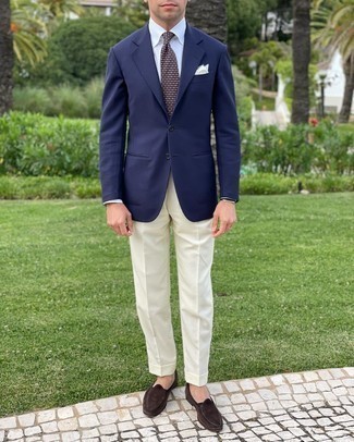 Navy Geometric Tie Outfits For Men: Try pairing a navy blazer with a navy geometric tie for sophisticated style with a twist. When not sure about the footwear, go with dark brown suede loafers.
