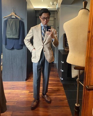 Men's Outfits 2021: One of the classiest ways to style out such a timeless menswear piece as a tan wool blazer is to team it with charcoal dress pants. Get a bit experimental on the shoe front and tone down your look by slipping into brown leather boat shoes.
