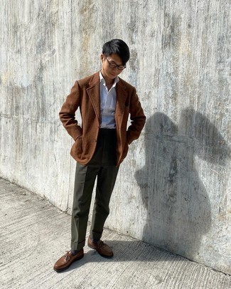 Men's Outfits 2021: A brown wool blazer and dark green dress pants are absolute must-haves if you're putting together a refined closet that holds to the highest sartorial standards. On the fence about how to finish? Introduce a pair of dark brown leather boat shoes to your ensemble for a more relaxed vibe.