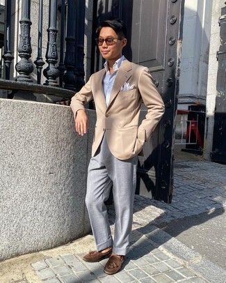 Blazer Outfits For Men In Their 30s: This combination of a blazer and grey dress pants exudes elegance and refinement. Now all you need is a pair of dark brown suede tassel loafers to complement this outfit. This combo shows that cracking the fashion code as a 30-year-old man is quite manageable.