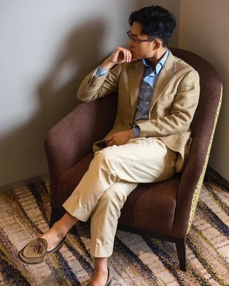 Beige Dress Pants Outfits For Men: This polished combo of a tan linen blazer and beige dress pants is a common choice among the dapper chaps. On the footwear front, this outfit is complemented well with brown suede loafers.