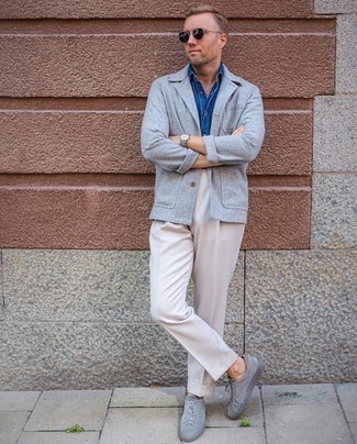 Beige Dress Pants Outfits For Men: This is irrefutable proof that a grey blazer and beige dress pants look awesome when paired together in an elegant look for a modern guy. Feeling adventerous today? Mix things up by finishing with a pair of grey suede low top sneakers.