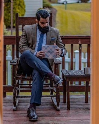 Navy Pocket Square Outfits: A dark brown plaid wool blazer and a navy pocket square are the kind of a tested off-duty look that you so terribly need when you have no extra time. Add a pair of dark brown leather oxford shoes to the mix for a hint of elegance.