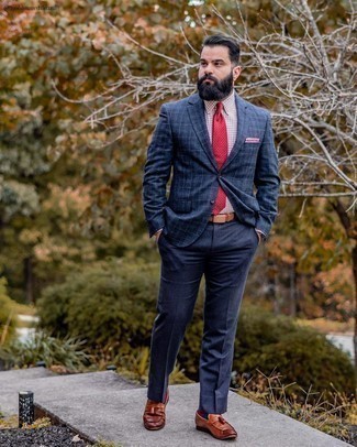 Blue Argyle Socks Outfits For Men: A navy plaid blazer and blue argyle socks are a life-saving casual combo for many style-conscious gentlemen. Bring a touch of class to your outfit with brown leather tassel loafers.