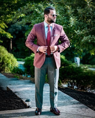 Burgundy Blazer Outfits For Men: This pairing of a burgundy blazer and dark green dress pants couldn't possibly come across as anything other than outrageously stylish and sophisticated. Let your outfit coordination credentials truly shine by finishing this look with burgundy leather loafers.