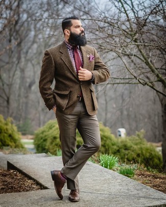 Burgundy Horizontal Striped Socks Outfits For Men: Pair a brown wool blazer with burgundy horizontal striped socks if you're scouting for an outfit idea that conveys edgy style. Complete this look with a pair of dark brown leather derby shoes to instantly up the wow factor of this getup.
