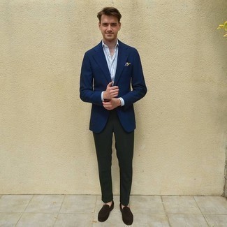 Navy Pocket Square Outfits: A navy blazer and a navy pocket square are the kind of a tested casual combo that you need when you have zero time to dress up. Feeling bold today? Shake things up with dark brown suede loafers.
