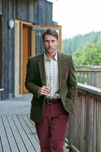 Burgundy Pocket Square Smart Casual Outfits: This combination of an olive wool blazer and a burgundy pocket square is outrageously stylish and yet it's casual and apt for anything.