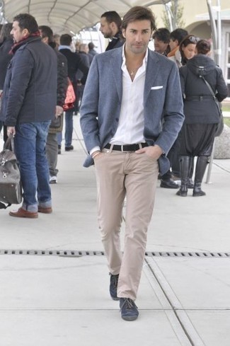 Blue Blazer Outfits For Men: A blue blazer and beige jeans are an easy way to introduce extra elegance into your daily off-duty repertoire. Complement your getup with a pair of navy canvas low top sneakers to instantly step up the fashion factor of this look.