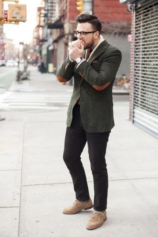 Tan Suede Brogues Outfits: A dark green wool blazer and black jeans are among those versatile items that have become the absolute staples in our menswear collections. Let your outfit coordination savvy really shine by completing your ensemble with a pair of tan suede brogues.