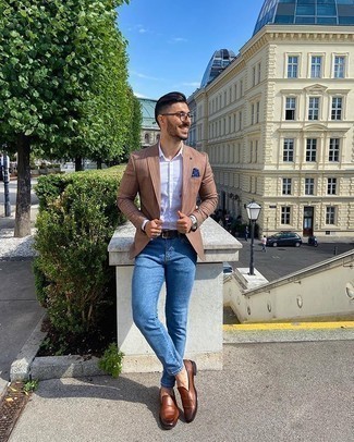 Brown Vertical Striped Blazer Outfits For Men: The formula for cool casual style for men? A brown vertical striped blazer with blue jeans. And if you wish to easily level up this outfit with one piece, why not add a pair of brown leather loafers to this getup?
