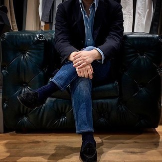 Black Tassel Loafers with Jeans Warm Weather Outfits: This combination of a navy blazer and jeans looks considered and instantly makes any gent look cool. And if you wish to instantly kick up this outfit with one single piece, introduce black tassel loafers to the equation.