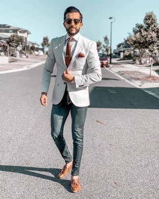 Tobacco Silk Pocket Square Warm Weather Outfits: This pairing of a white blazer and a tobacco silk pocket square makes for the perfect foundation for a casually dapper outfit. Get a bit experimental with shoes and introduce a pair of tobacco leather tassel loafers to the equation.