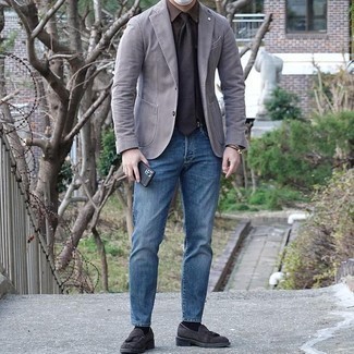 Grey Blazer Summer Outfits For Men: The formula for effortlessly elegant menswear style? A grey blazer with blue jeans. Add a pair of dark brown suede tassel loafers to this ensemble for an instant dressy look. If you're racking your brain for a season-appropriate getup, this one is a great option.
