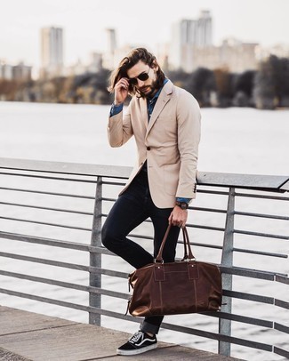 Brown Duffle Bag Outfits For Men: Team a beige blazer with a brown duffle bag if you're looking for an outfit option for when you want to look cool and relaxed. Add black and white canvas low top sneakers to the equation to take things up a notch.