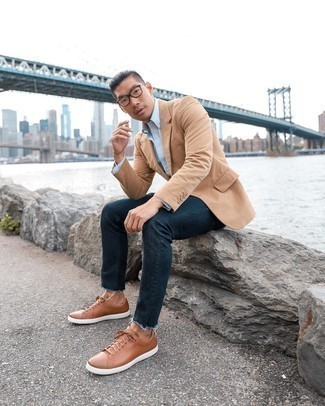 Brown Leather Low Top Sneakers Outfits For Men: A tan blazer and navy jeans paired together are a smart match. Not sure how to round off? Add brown leather low top sneakers to the mix to shake things up.