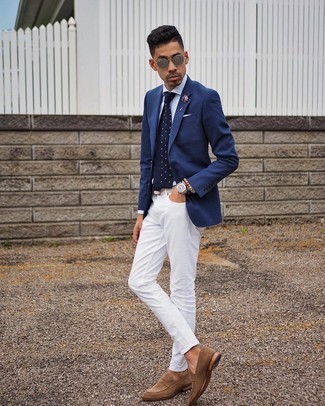 White and Blue Pocket Square Outfits: This combination of a navy blazer and a white and blue pocket square is extra stylish and provides instant off-duty cool. Up the ante of your outfit by slipping into a pair of brown suede loafers.