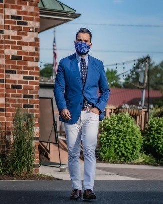Light Blue Dress Shirt Warm Weather Outfits For Men: Go for a light blue dress shirt and white jeans to be the epitome of rugged sophistication. And if you need to immediately level up your look with a pair of shoes, introduce dark brown leather oxford shoes to the mix.