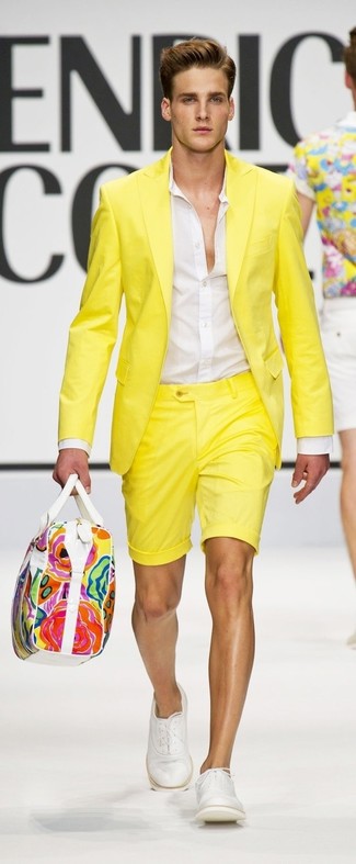 Multi colored Leather Tote Bag Outfits For Men: For a look that's super straightforward but can be flaunted in a multitude of different ways, pair a yellow blazer with a multi colored leather tote bag. If you want to instantly step up your ensemble with a pair of shoes, why not choose a pair of white leather oxford shoes?