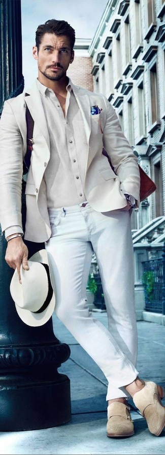 This off-duty combination of a beige blazer and light blue skinny jeans can go in different directions according to how you style it. Change up this ensemble with a more elegant kind of shoes, such as this pair of beige suede double monks.