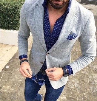 Navy Polka Dot Dress Shirt Outfits For Men: This pairing of a navy polka dot dress shirt and navy skinny jeans is an exciting pick for off duty.