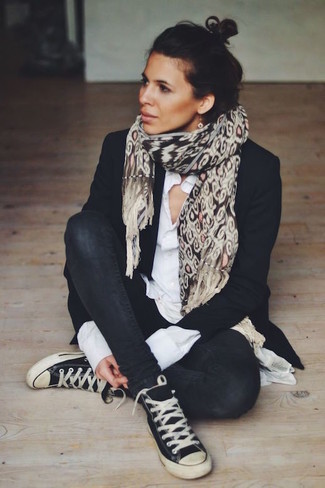 Black and White Canvas High Top Sneakers Outfits For Women: Look incredibly chic without trying too hard in a black blazer and black skinny jeans. Black and white canvas high top sneakers will introduce a casual aesthetic to the look.
