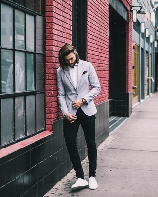 Grey Blazer Smart Casual Outfits For Men: If you love classic pairings, then you'll appreciate this combo of a grey blazer and black skinny jeans. A pair of white canvas low top sneakers is a smart choice to finish this outfit.