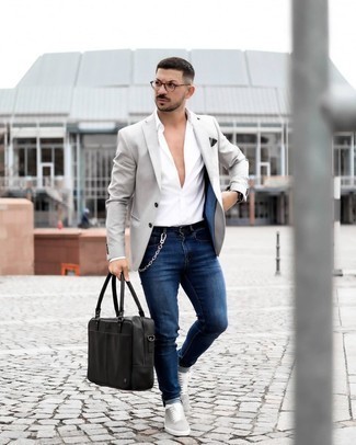 Grey Blazer Smart Casual Outfits For Men: This combination of a grey blazer and navy skinny jeans is hard proof that a safe casual look doesn't have to be boring. Grab a pair of grey canvas low top sneakers to tie the whole outfit together.